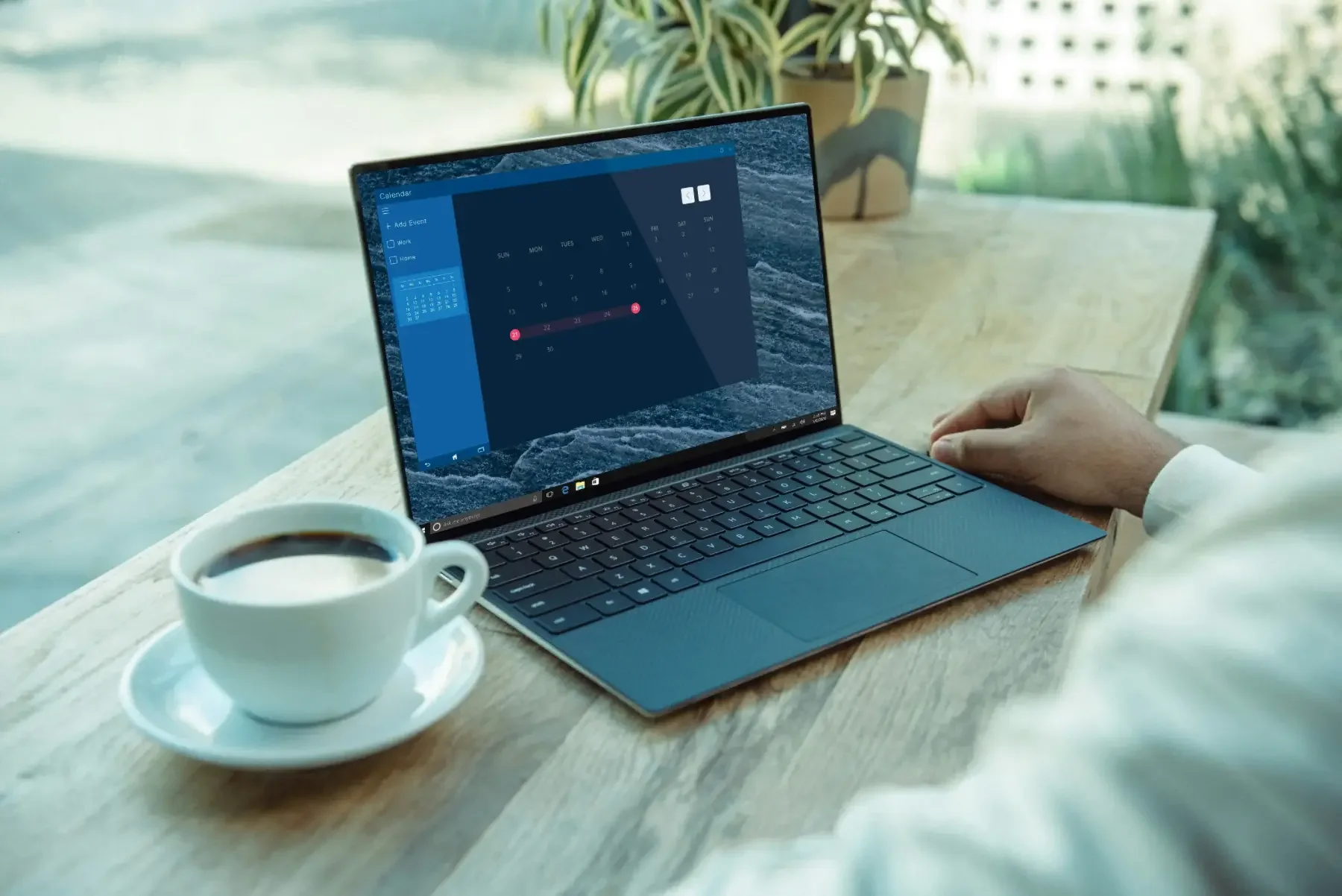 Person working on a laptop, illustrating online learning with IUDI